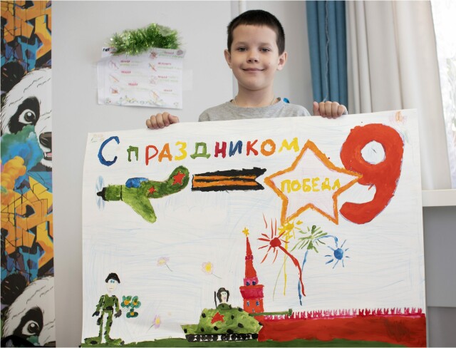 Глеб Соловьев нарисовал к Дню Победы картину.