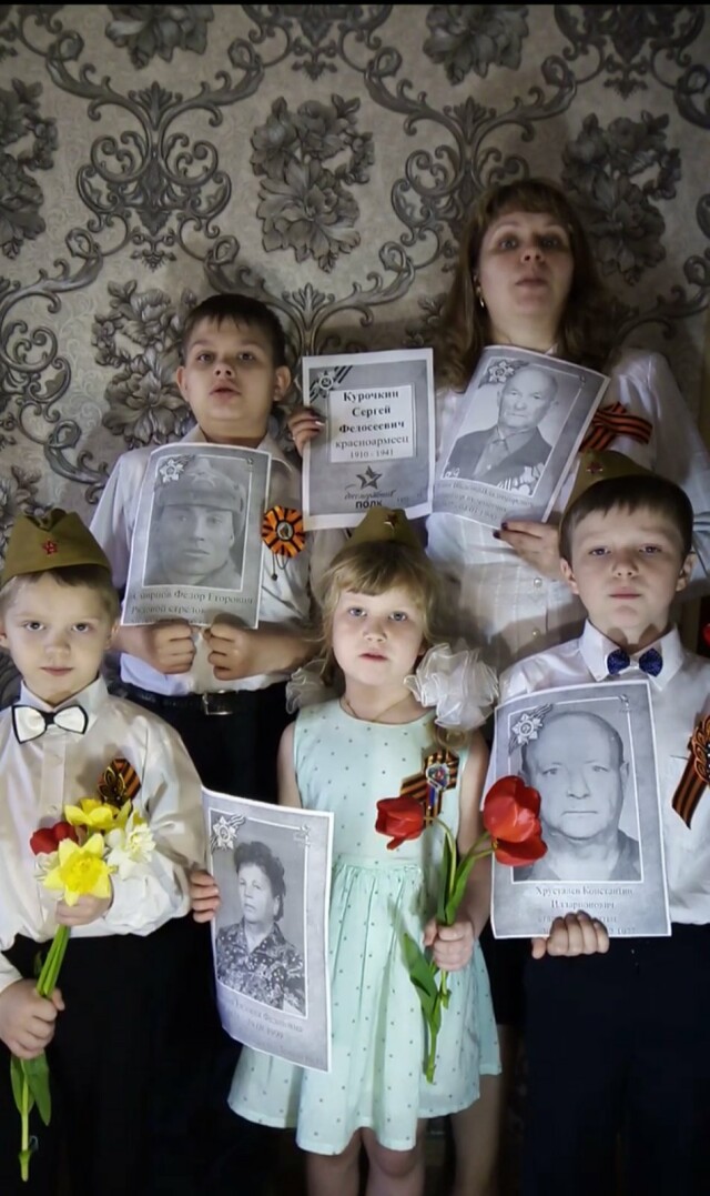 Семья Хрусталевых: мама Хрусталева Светлана , Хрусталев Захар тринадцати лет, Шиндин Владислав семи лет, Хрусталев Матвей пяти лет, Штыренко Дарья пяти лет.