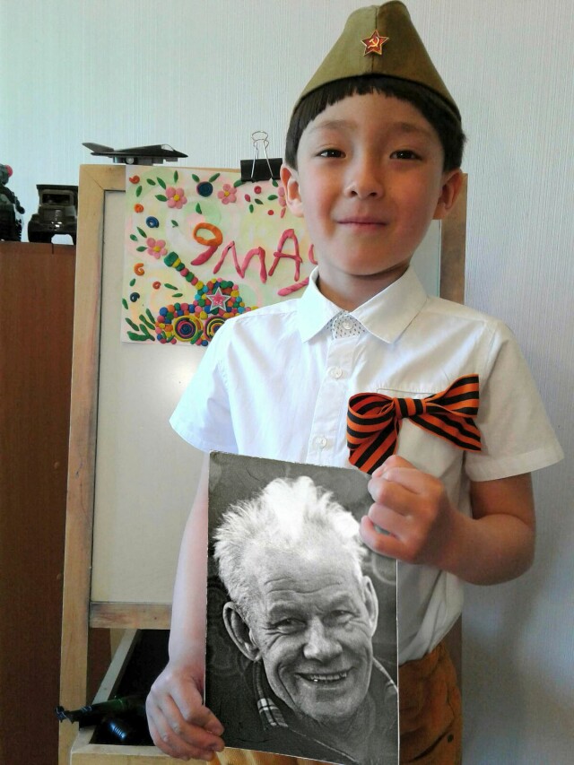 Кириченко Даниил (5 лет) с портретом своего прадедушки.